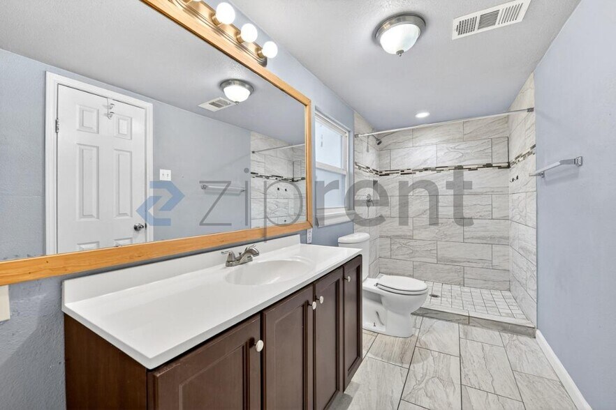 Building Photo - 2332 Grandview Dr