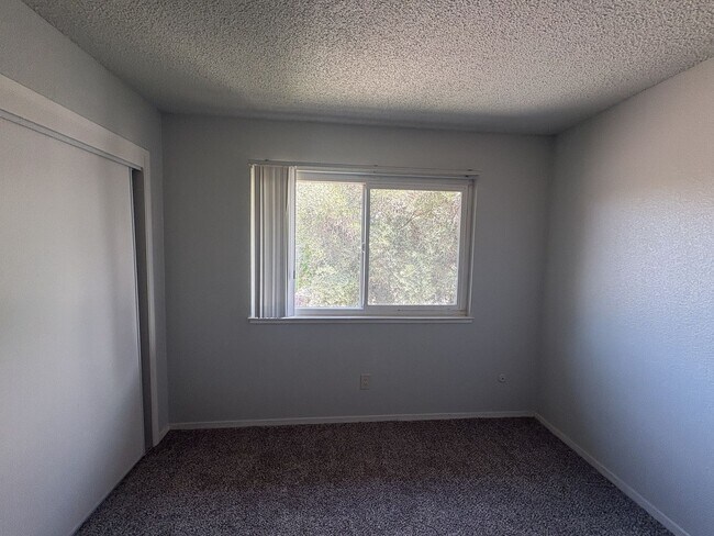 Building Photo - MOVE IN SPECIAL! $100 OFF FIRST 2 MONTHS OF RENT!!! 2 BEDROOM 1 BATH