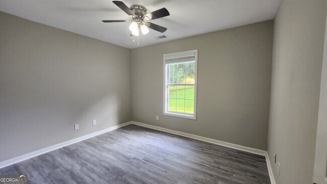 Building Photo - 135 Riverside Ct