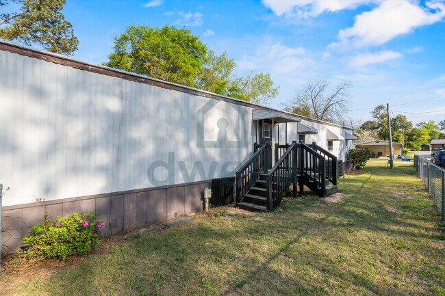 Building Photo - Location Perfection! Beautifully Renovated 3-bedroom, 2-bath home in the highly sought-after Lexi...