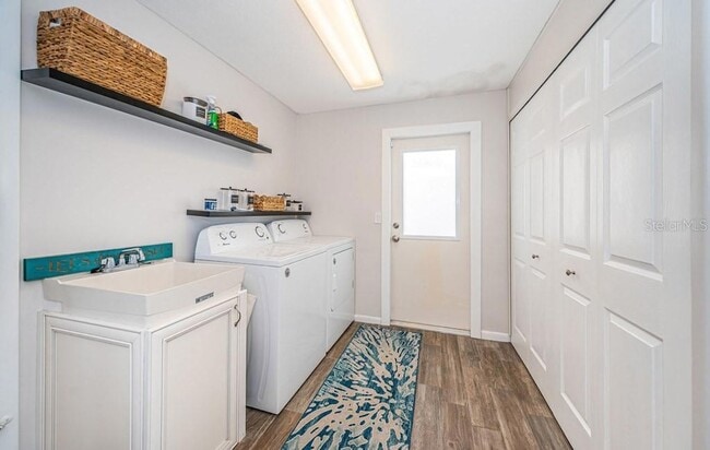 Building Photo - 2180 Dolphin Blvd S