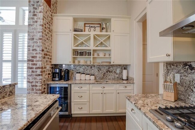 Building Photo - 306 Palermo Dr