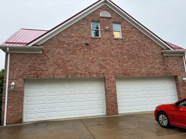 Building Photo - Magnificent 5-Bedroom Private Estate in Bu...