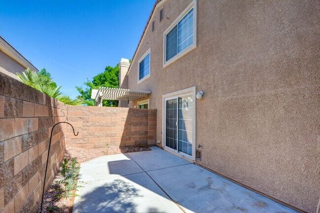 Building Photo - Renovated and Modern. This fantastic 2br in a gated community in Silverado Ranch has all the amen...