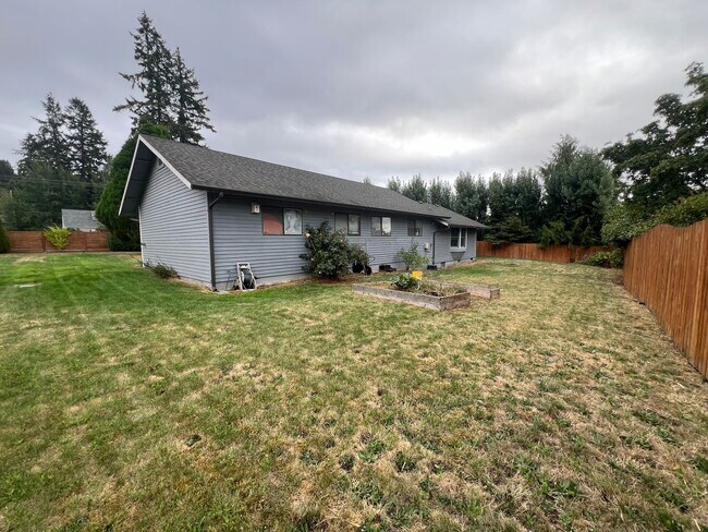 Building Photo - Tracyton 3 Bedroom w/ Tons of Parking & Huge Lot! Avail. 4/15