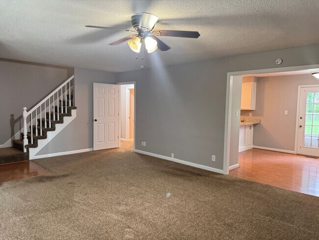 Building Photo - Exit 8! Rossview School. 4 Bed/2 Bath over...