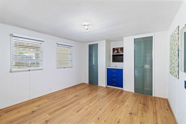 Building Photo - Charming 2BR/2BA Waterfront Home for Rent with Canal Access & Two Garages