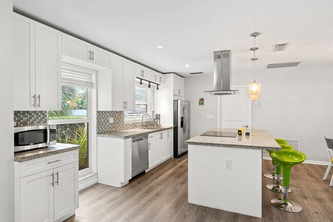 Building Photo - Single Family home on quiet street steps from the Intracoastal and Dining