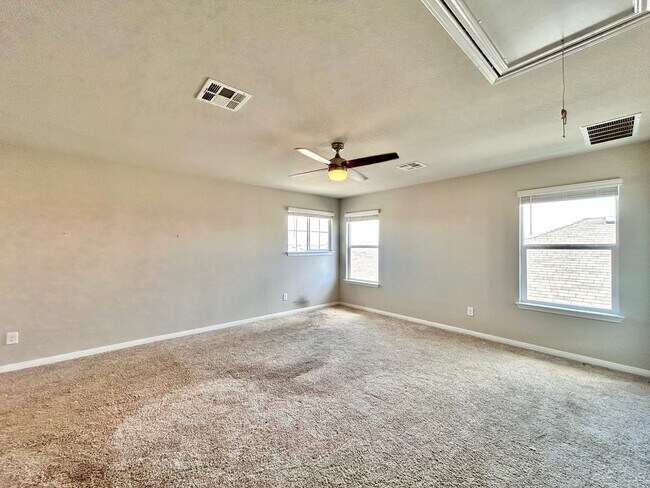 Building Photo - Bright and Spacious 4/BR 3/BA Home with Pr...