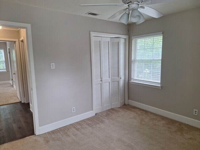 Building Photo - Large Awesome Home with Shop