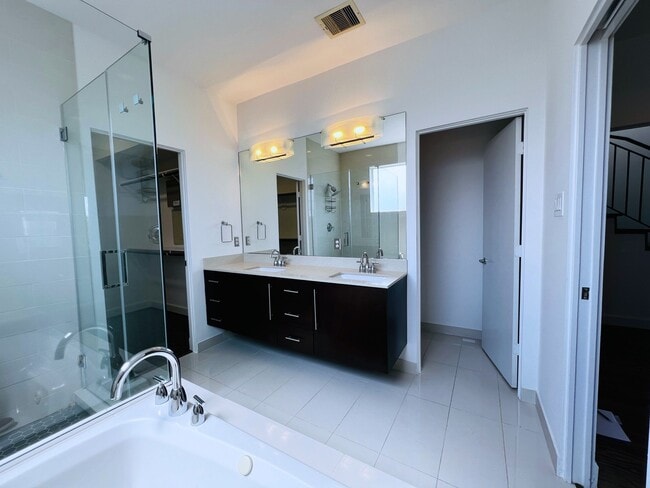 Building Photo - 1524 Blodgett St