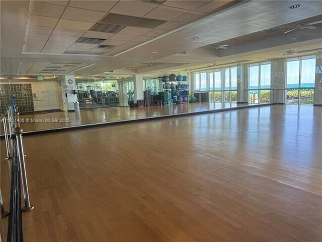 Building Photo - 16425 Collins Ave