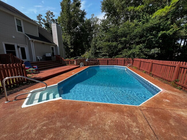 Building Photo - Room in House on Daingerfield Dr