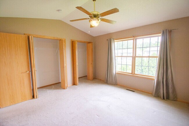 Building Photo - Townhome in Quiet NW Rochester Neighborhood!