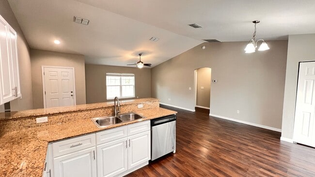 Building Photo - Charming 3 Bedroom, 2 Bathroom Home in the Lovely Marion Oaks of Ocala!