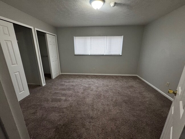 Building Photo - Charming 2-Bedroom Property in Prime Location