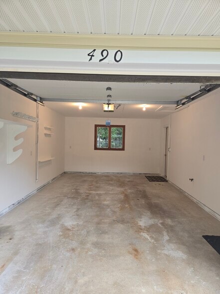garage - 490 Ellefson St