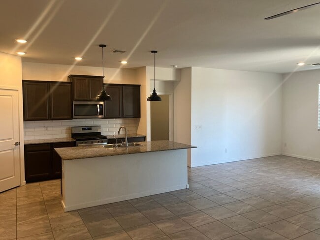 Building Photo - 14052 W Valentine St