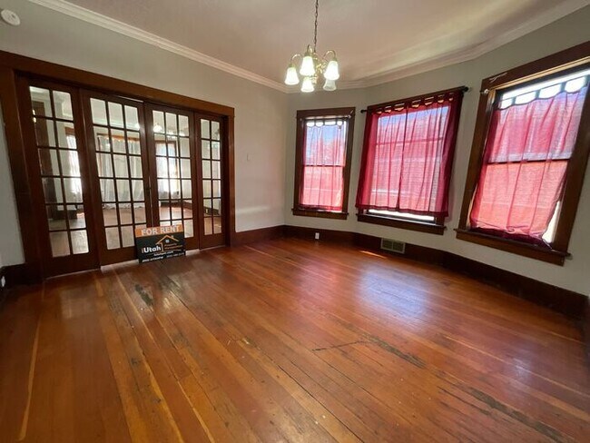 Building Photo - 3 bedroom 2 bath 1 car garage Home- Small Dog Friendly