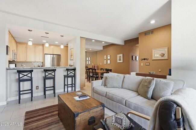 Building Photo - 9708 E Vía Linda