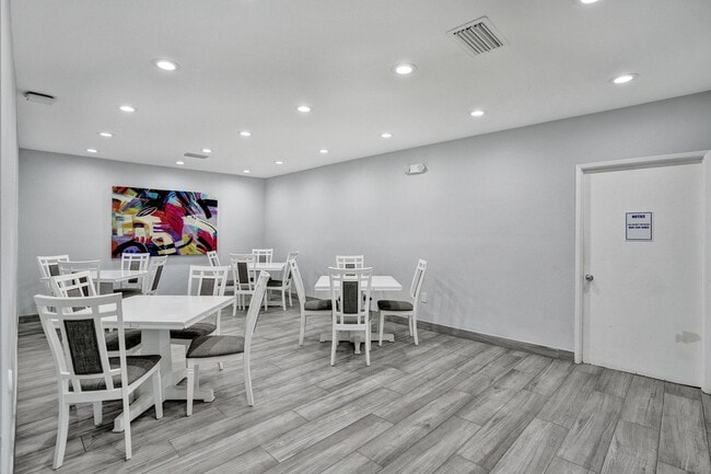 Building Photo - 3520 Oaks Way