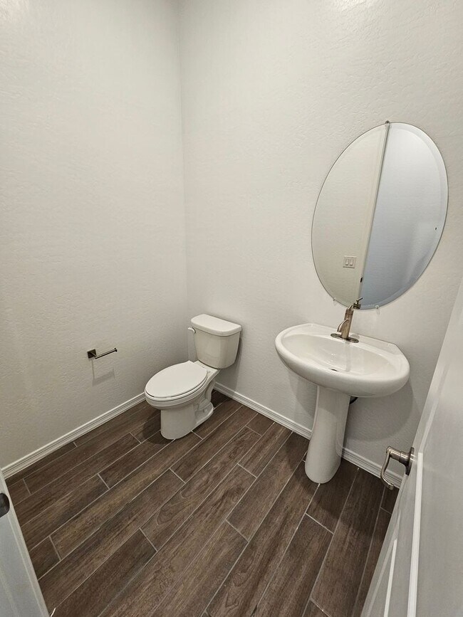 Building Photo - Wonderful new build with family fun amenities