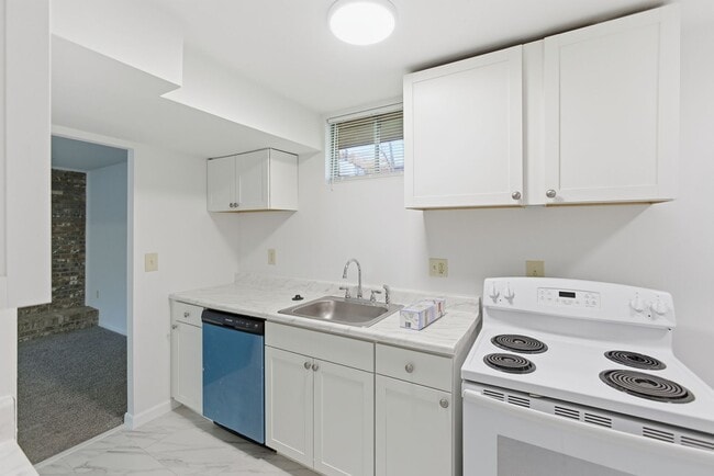 Building Photo - Charming 3 BR/2.5 BA Single-Family Home in...