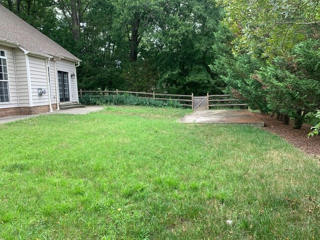Building Photo - Move-in Ready 5 bedroom, 3.5 bath house lo...