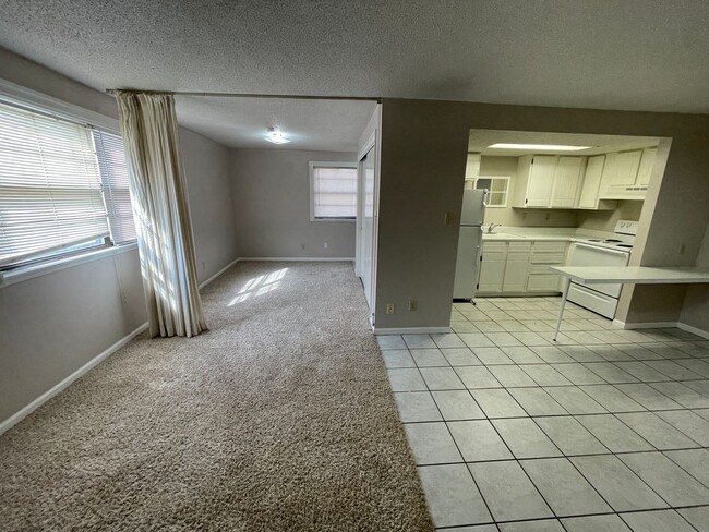 Building Photo - Studio apartment 1/2 block from campus! Re...