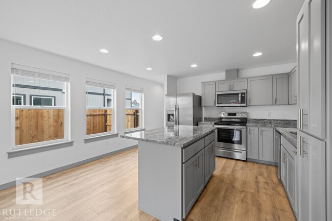 Building Photo - 3 Bed \ 2.5 Bath Gorgeous Newer Townhome!!