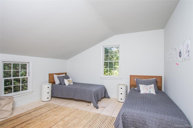 Building Photo - 210 Robinson Ln