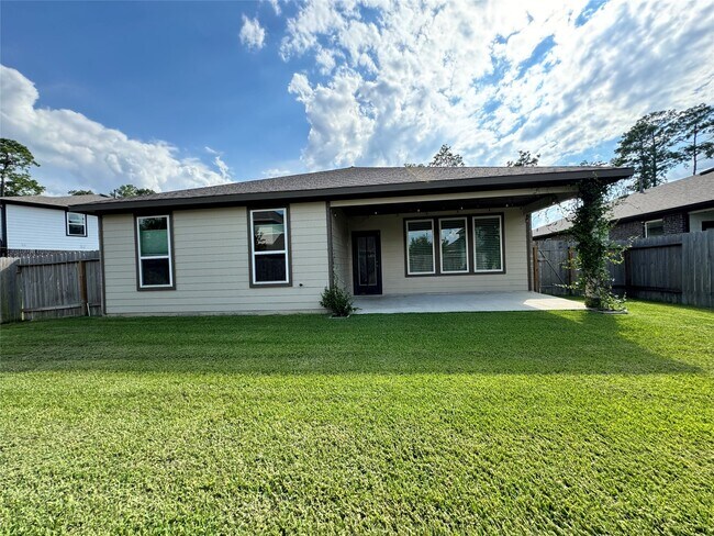 Building Photo - 14273 Lake Lodge Dr