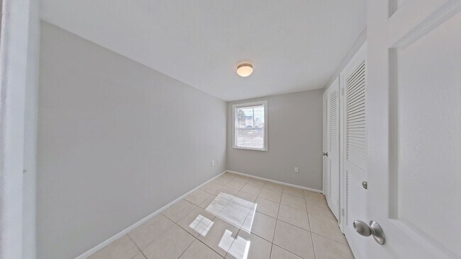 Building Photo - Unique 4/2 with In-law Apartment