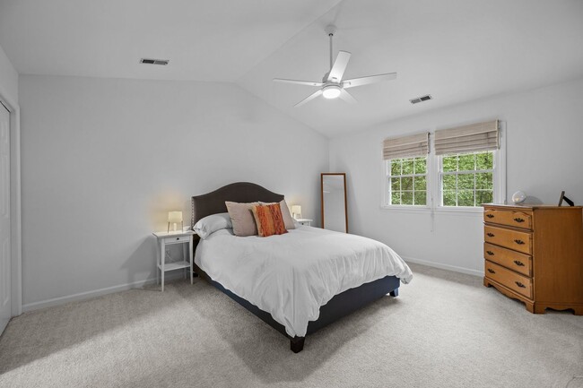 Building Photo - Gorgeous 3 Bedroom Traditional Home Locate...