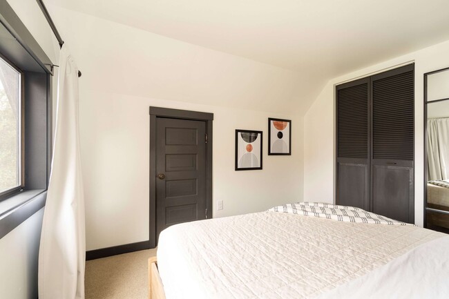 Building Photo - 2319 NW Raleigh St