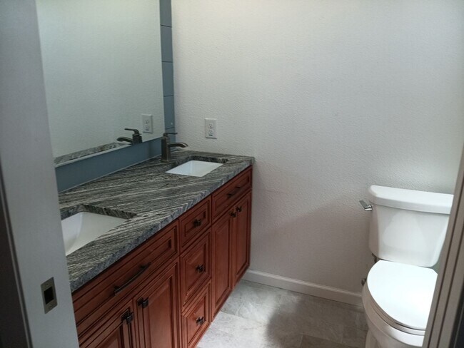 Building Photo - Stunning 4 bedroom, 2 bathroom home! Showi...