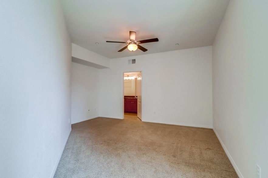 Bedroom and Ensuite Bathroom - 3950 Ohio St