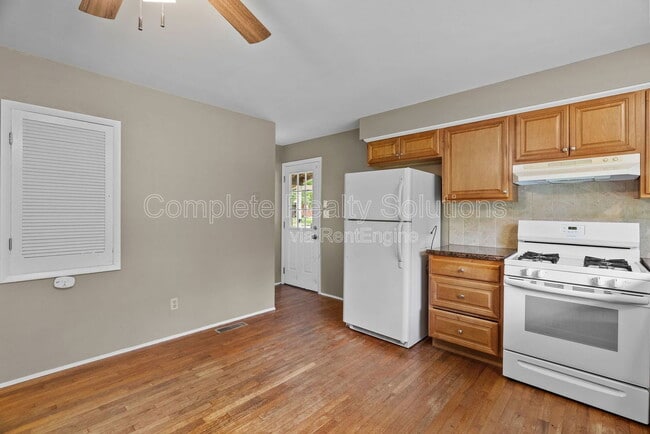 Building Photo - 561 Golfwood Dr