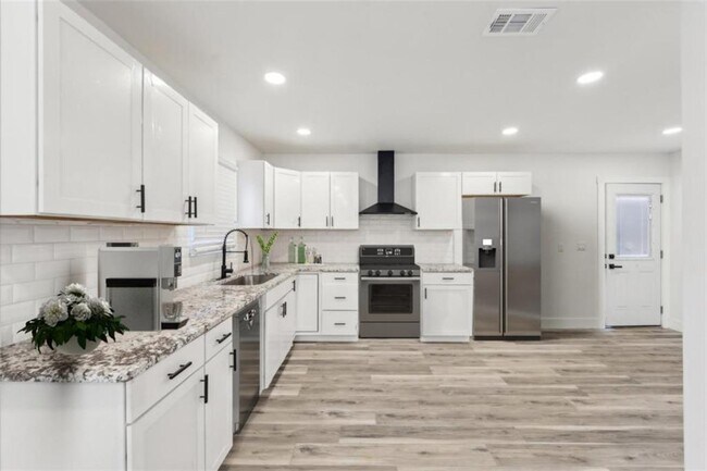 Building Photo - 1288 Almont Dr SW