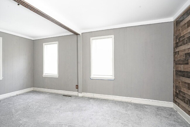 Building Photo - 121 Oak St