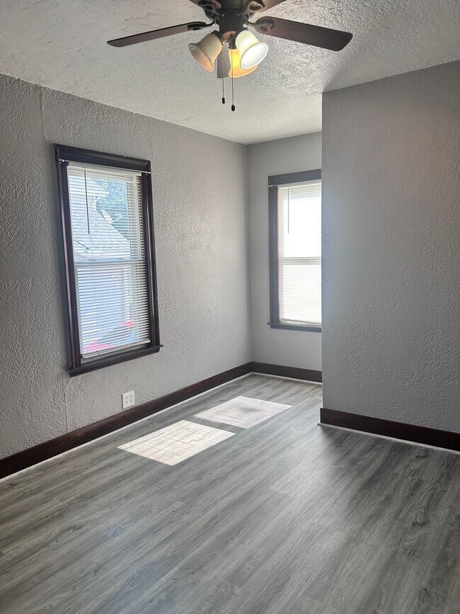 Building Photo - For Rent – 2 Bedroom | 1 Bathroom Aurora, IL 60505