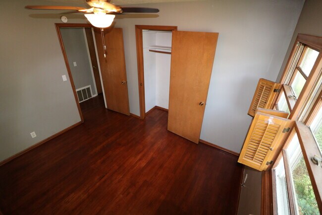 Building Photo - 1409 Thomas Dr
