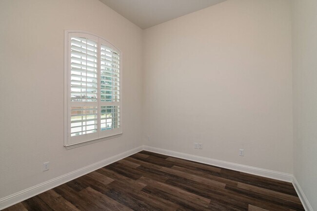 Building Photo - Spectacular and spacious home in Parkside!!