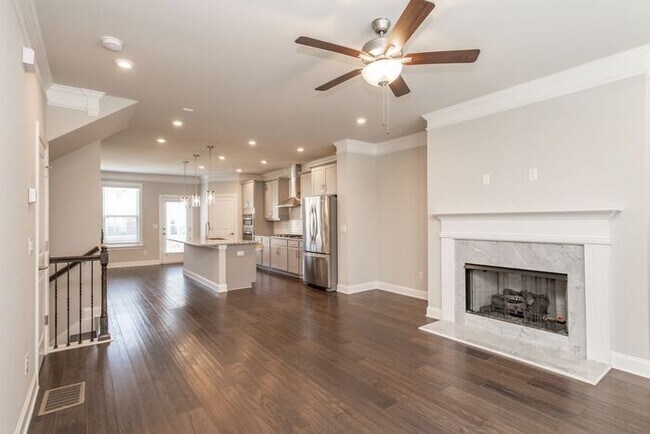 Building Photo - 3 story townhome in a great location in Chamblee