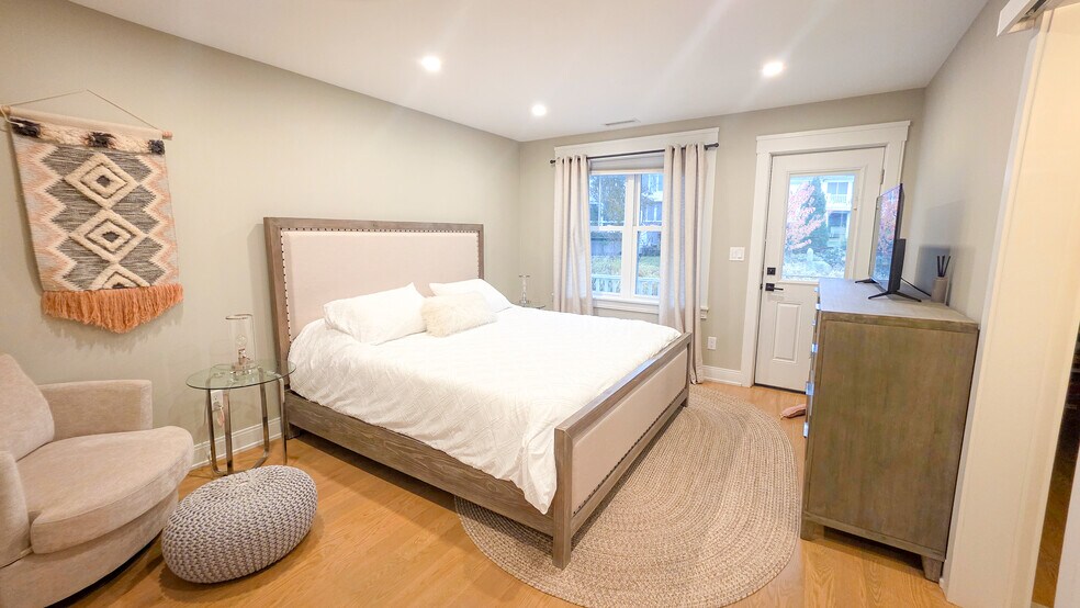 Building Photo - 279 Suffolk Ave