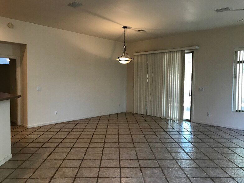 Building Photo - 6806 S 39th Pl