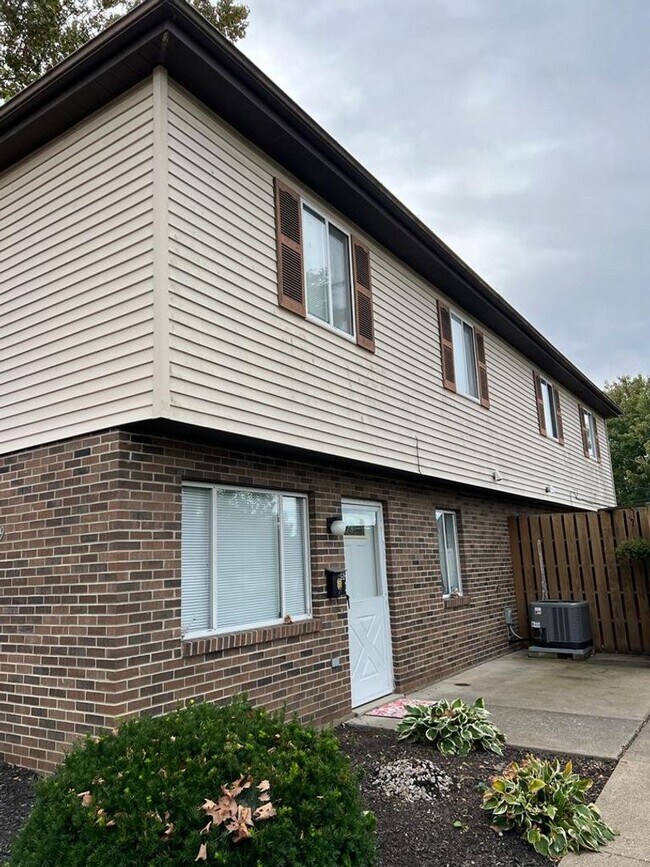 Building Photo - 729 Brunot St