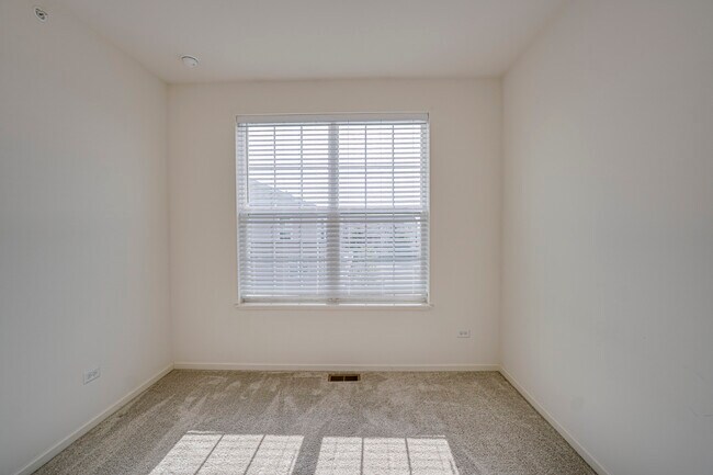 Building Photo - 2945 Showplace Dr