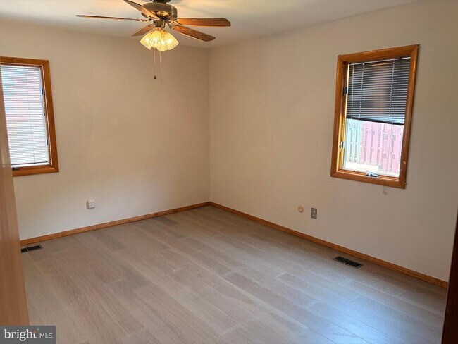 Building Photo - 31 Fairmount Dr