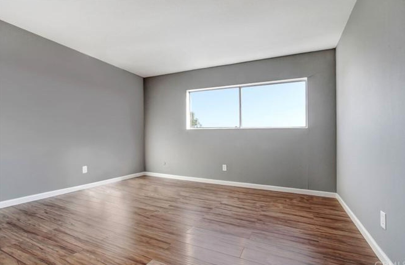 main bedroom - 730 N Eucalyptus Ave